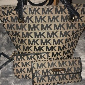 Michael Kors Purse w/ matching Wallet and change